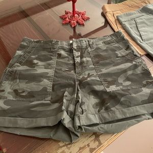 Gap Girlfriend Khaki shorts